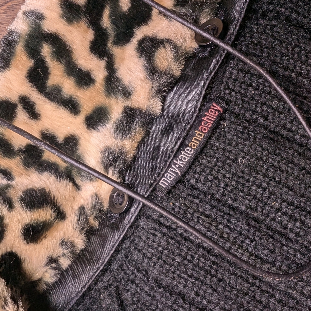 Black Cardigan with Leopard Fur Collar - Picture 4 of 8